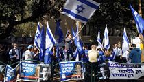 Izraelci mvaj vlajkami sv vlasti ped volebn mstnost v Tel Avivu.