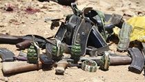 Zbraně, jež somálští vojáci zabavili bojovníkům islamistických milic Šabáb...
