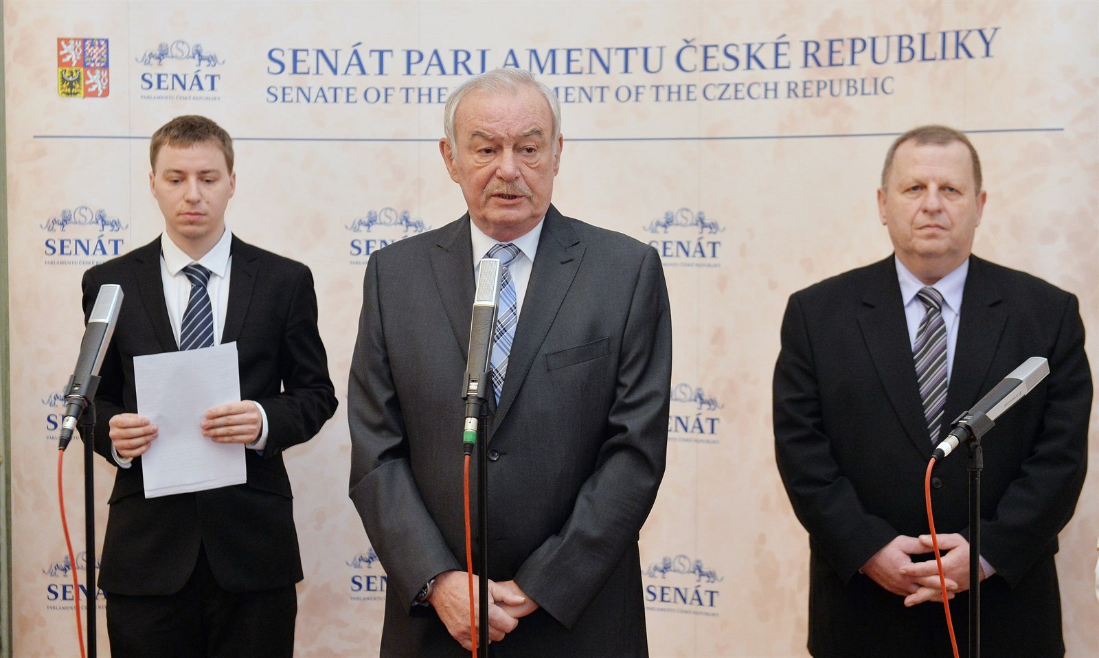 Místop�edseda Senátu P�emysl Sobotka p�evzal petici na Odvolání prezidenta...