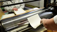 Ruční papírna ve Velkých Losinách vyrábí i díky turistice