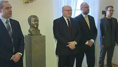 Poslanci KDU-SL pi odhalování busty Karla Kryla