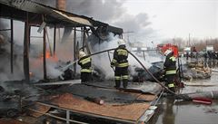 Hasi�i bojují s po�árem nákupního centra v ruské Kazani.