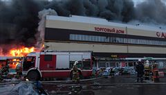Hasi�i bojují s po�árem nákupního centra v ruské Kazani.