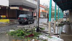 Po �ád�ní silné bou�e jsou ulice hlavního m�sta Vanuatu plné nepo�ádku a trosek.