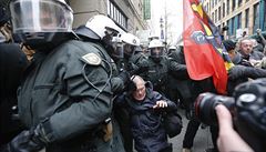 Policie zasahuje b�hem sobotních demonstrací ultrakonzervativních islámských...