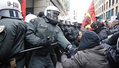 Policie zasahuje b�hem sobotních demonstrací ultrakonzervativních islámských...