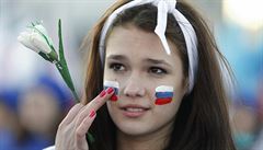 Zatímco se bojovalo, separatisté oslavili rok od anexe Krymu. Na snímku dívka s...