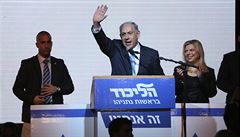 Benjamin Netanjahu oslavuje během vyhlášení výsledků voleb