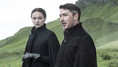 Malíek (Aidan Gillen), tedy Petyr Baeli a jeho chránnka. Sansa Stark (Sophie...