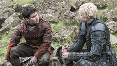 Brienne z Tarthu (Gwendoline Christieová) se svým snaivým panoem Podrickem...