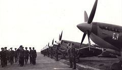 13. srpna 1945, Praha – ruzyňské letiště: 54 spitirů čs. wingu.
