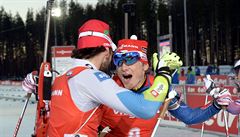 VZÁJEMNÁ GRATULACE. Vít�z závodu s hromadným startem Jakov Fak (vlevo) a Ond�ej...