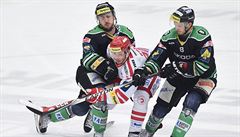 Zleva obránce Boleslavi Roman ermák, útoník Tince Erik Hra a útoník Michal...