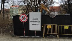 ‚Zákaz pohřbívání babiček,’ upozorňují cedule u pražských stavenišť
