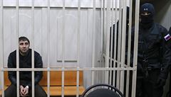 Zaur Dadajev (vlevo) u moskevského soudu.