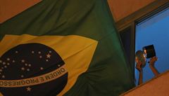 Brazilská vlajka vyvěšená z okna v hlavním městě Brasília. | na serveru Lidovky.cz | aktuální zprávy