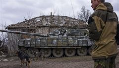 Proruský vzbou�enec ve zni�ené obci nedaleko m�sta Luhansk.