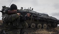 Těžké zbraně na Ukrajině neutichly, tvrdí armáda i separatisté