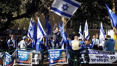 Izraelci mávají vlajkami své vlasti před volební místností v Tel Avivu. | na serveru Lidovky.cz | aktuální zprávy