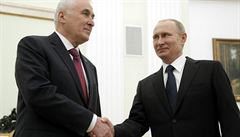 Ruský prezident Vladimir Putin si potásá rukou s vdcem Jiní Osetie Leonidem...