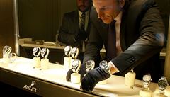 Zaměstnanec švýcarské firmy Rolex umisťuje hodinky do vitríny na letošní... | na serveru Lidovky.cz | aktuální zprávy
