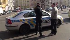 Opilý policista v Praze naboural dva vozy. Od nehody chtěl ujet