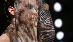 Šaty na pomezí sci-fi, Iris Van Herpen „šije“ díky 3D tisku