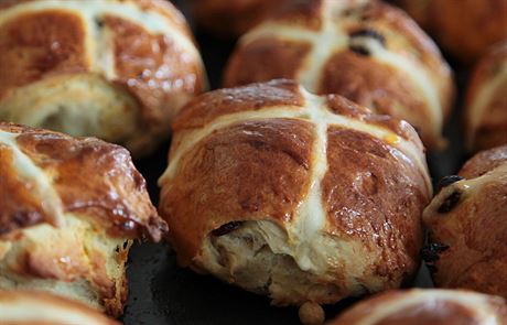 Hot cross buns symbolizuj Velikonoce