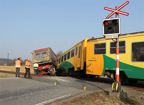 Na trati u Obratan mezi Táborem a Pelhimovem se v úterý ráno srazil osobní vlak s kamionem. 