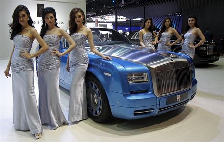 Modelky pózují u  Rolls-Royce Phantom Drophead Coupe Waterspeed  na...