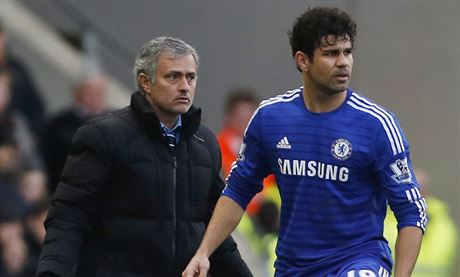 Trenér Chelsea José Mourinho udílí pokyny Diegu Costovi.