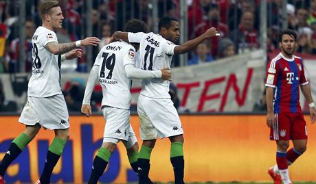 Fotbalist Mnchengladbach oslavuj vstelenou branku do st Bayernu.