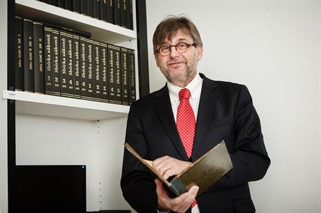 David Uhlíř, dlouholetý advokát, odborník na civilní právo a nyní ústavní...