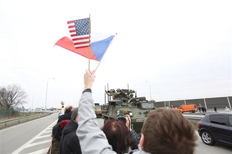Lidé vítali amerské vojáky s eskou i americkou vlajkou v ruce.