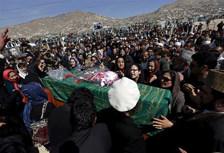 Poheb eny, kterou dav v Kábulu ubil k smrti poté, co údajn spálila Korán