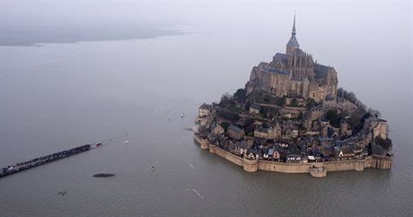 Pliv stolet. Pohled na slavn klter Mont Saint Michel pi zpadnm pobe...