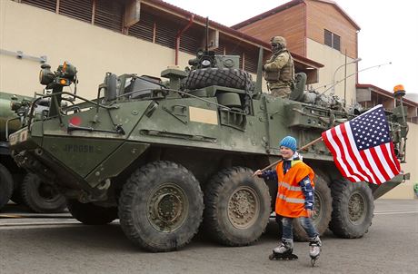 Malý chlapec vítá americký konvoj projídjící pes eskou republiku.