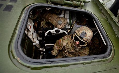 Americký voják na cest pes eskou republiku do základny v Nmecku.