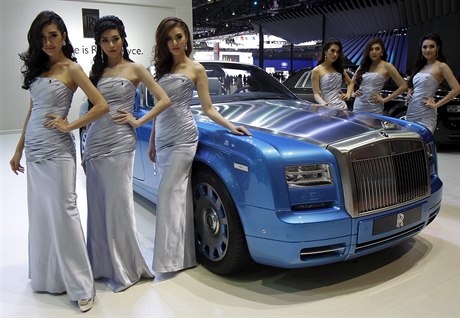 Modelky pózují u  Rolls-Royce Phantom Drophead Coupe Waterspeed  na...