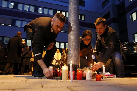 Zamstnanci spolenosti Germanwings zapalují svíky za obti tragické nehody ve...
