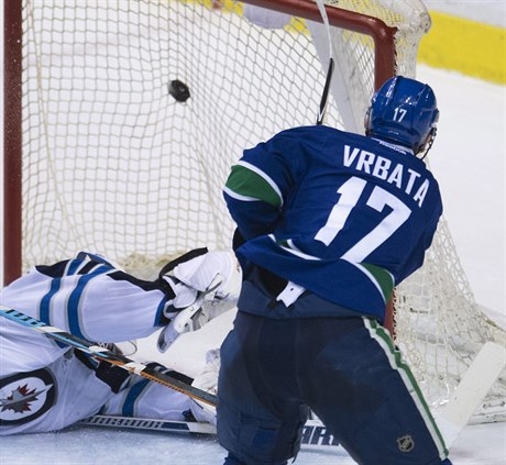 Útoník Vancuveru Canucks stílí gól proti Winnpegu