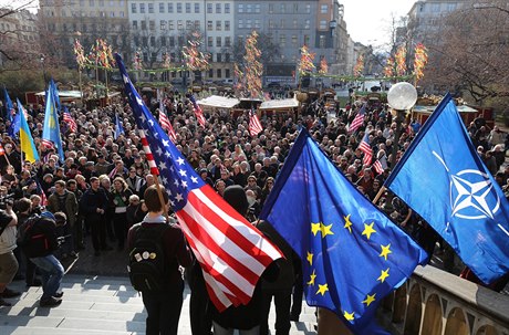 Ti si naopak vzali vlajky americké, ukrajinské i NATO a skandovali: A ije...