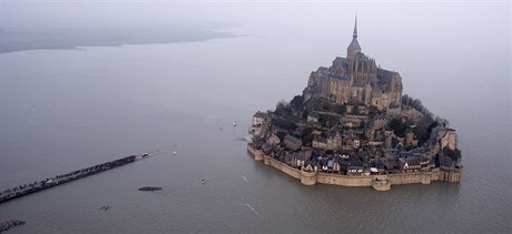 Pliv stolet. Pohled na slavn klter Mont Saint Michel pi zpadnm pobe...