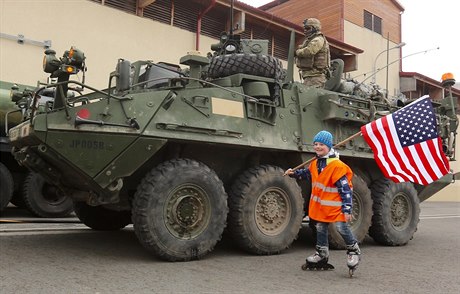 Malý chlapec vítá americký konvoj projíždějící přes Českou republiku.