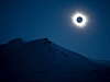 Úplné zatmní v Longyearbyen na picberkách.