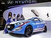 Modelky pózující u  Hyundai Elantra Sport  na International Motor Show v...
