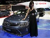Modelka pózuje u Toyoty Camry Hybrid bhem 36. Bangkok International Motor Show...