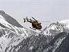 Nad francouzskými Alpami letí záchranná helikoptéra k místu nehody Airbusu A320.