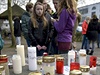 Studenti gymnázia Josepha Königa v Düsseldorfu zapalují svíky za estnáct...