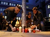 Zamstnanci spolenosti Germanwings zapalují svíky za obti tragické nehody ve...